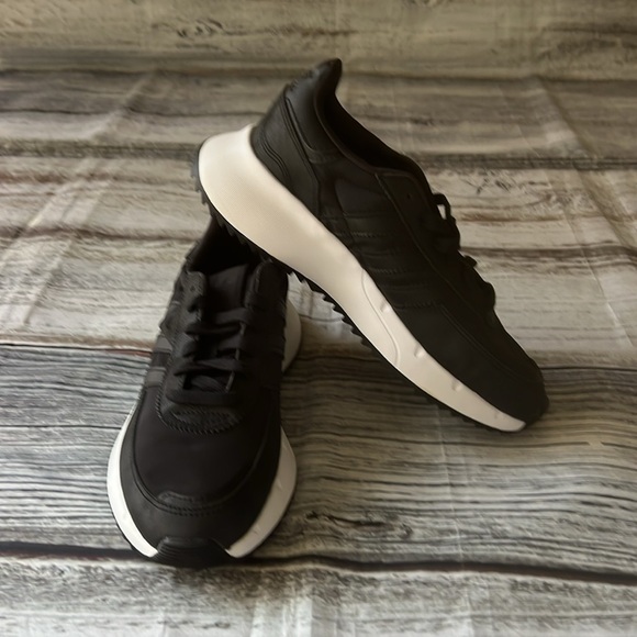 Adidas Original Retropy F2J CBlack/FTWWHT NOIESS Kid Size 5 - Picture 1 of 12